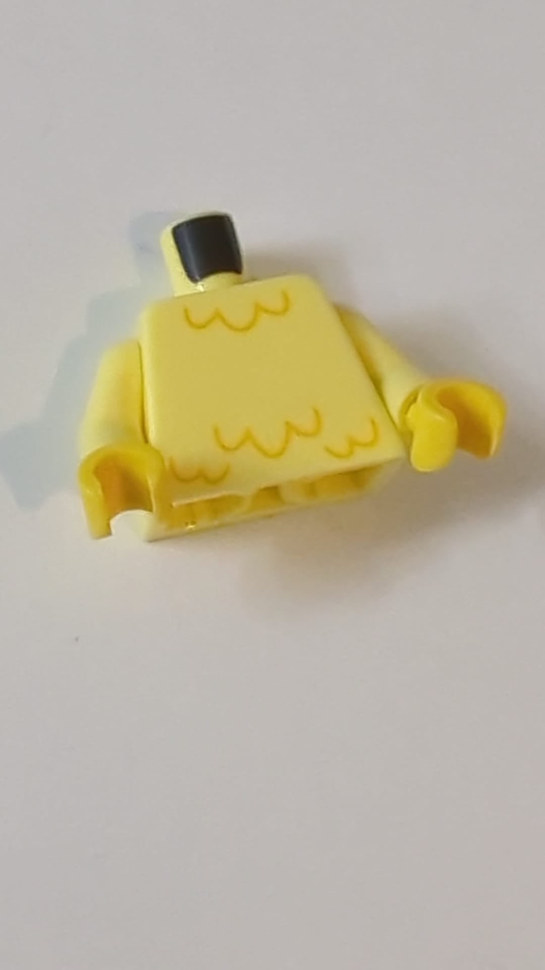 NEU Torso-Vogel-/Hühnerkostüm mit leuchtend orangefarbenen Federn, rotbraunen Knöpfen am Rücken, Muster „BAM“ / leuchtend hellgelbe Arme / gelbe Hände hellgelb