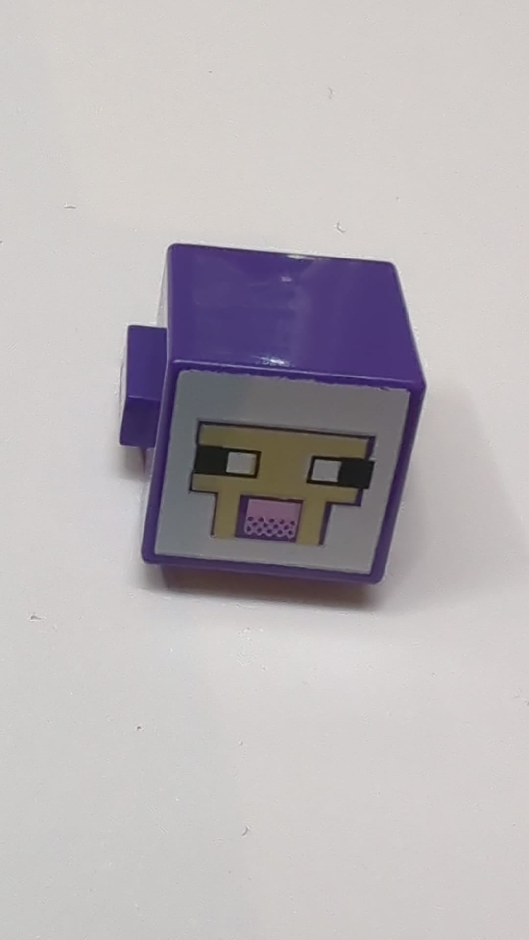 Kreaturenkopf pixelig mit schwarz-weißen Augen, leuchtend rosa Nase, hellbraunem Gesicht mit dunkelvioletter Umrandung auf weißem Hintergrundmuster ;Minecraft Schaf; lila