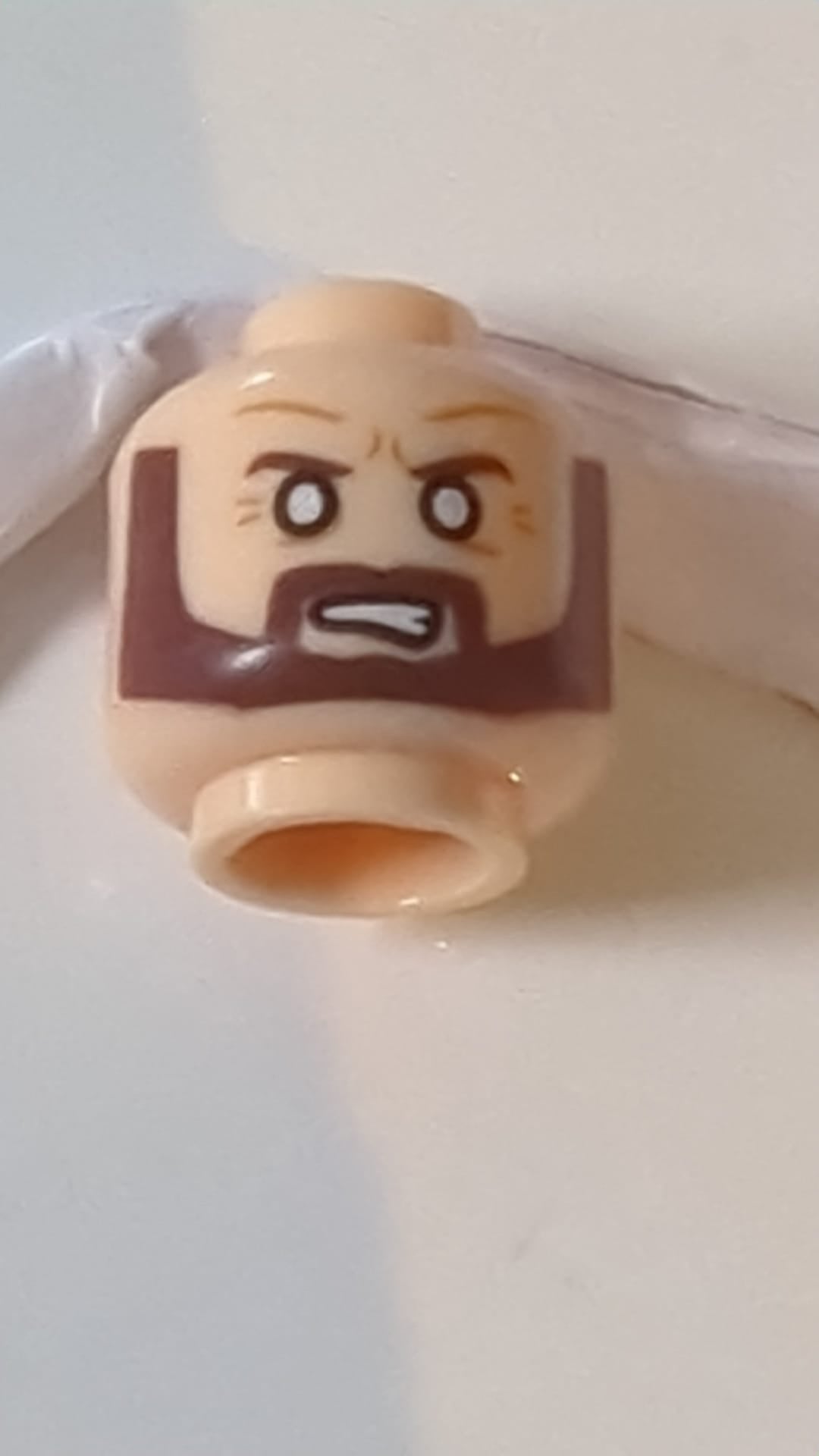 Minifigur, Kopf mit Bart, braun, kantig, weiße Augen, wütendes Muster hellnougat (fleischfarben)