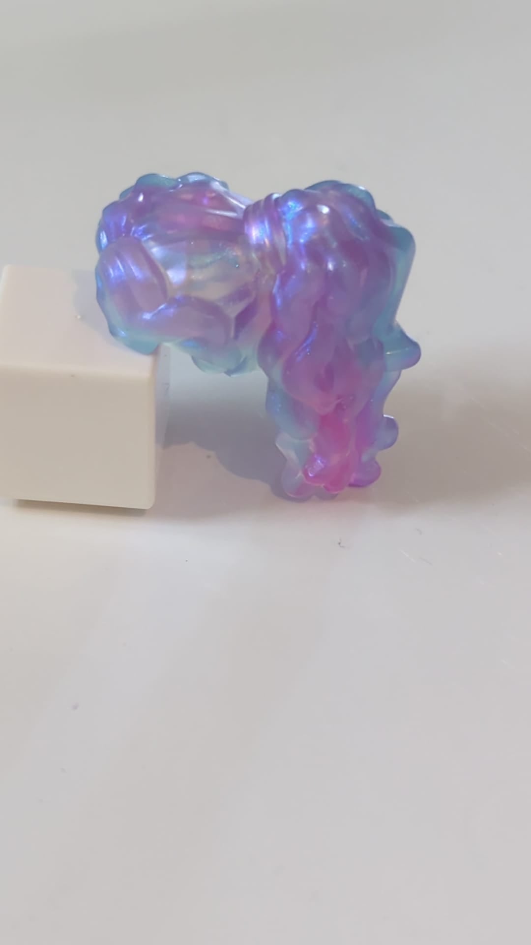 NEU Minifigur, Haare (weiblich, lang, gewellt, hoher Pferdeschwanz) mit marmoriertem Satin-Muster in Trans-Dunkelrosa Satin Transparent Hellblau