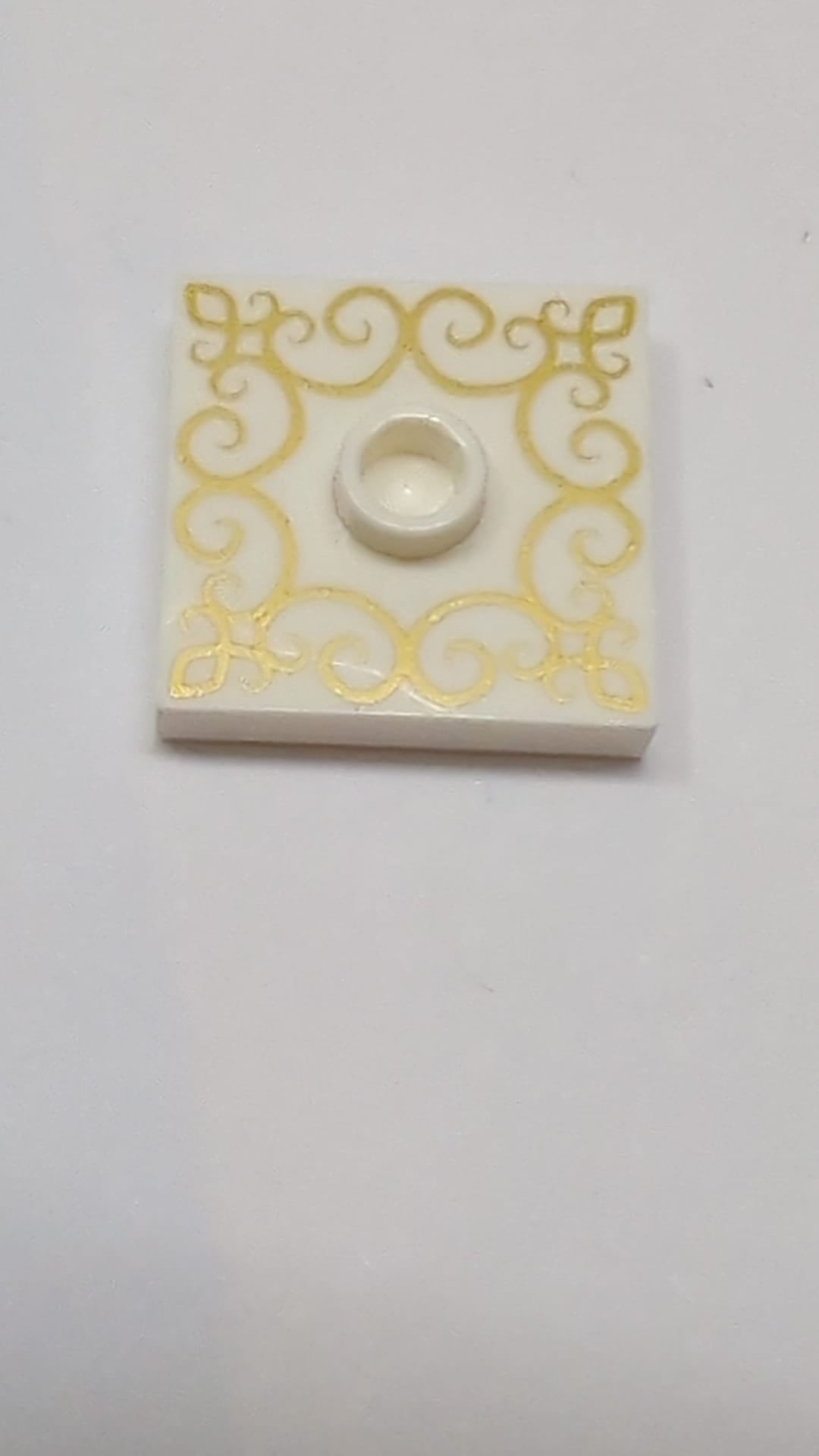2x2 Platte, modifiziert mit Nut und 1 Bolzen in der Mitte mit Goldfiligranmuster weiß