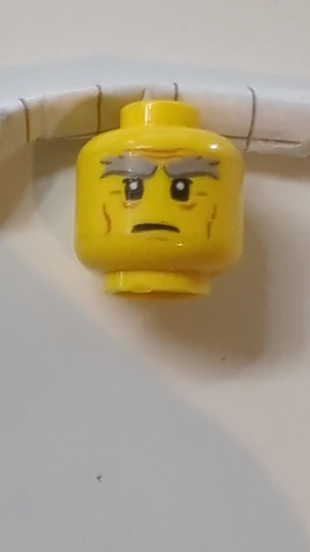 Minifigur, Kopf, männlich, buschige graue Augenbrauen, Falten, finsterer Blick, Sensei Garmadon gelb