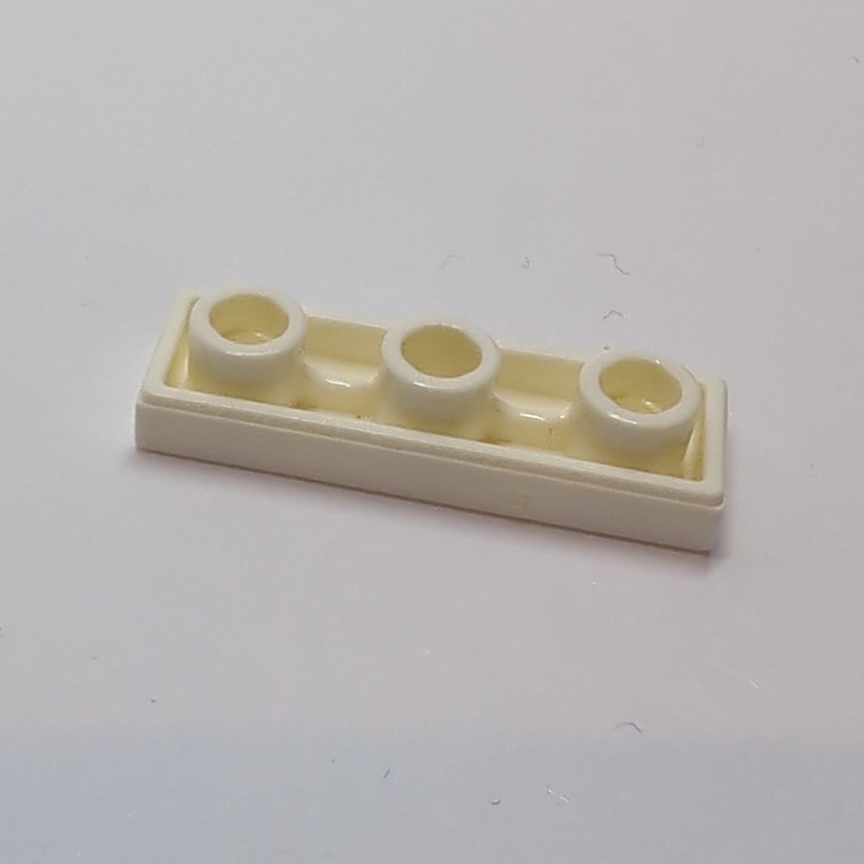 NEU Fliese, Modifiziert 1 x 3 Umgekehrt mit Loch weiss