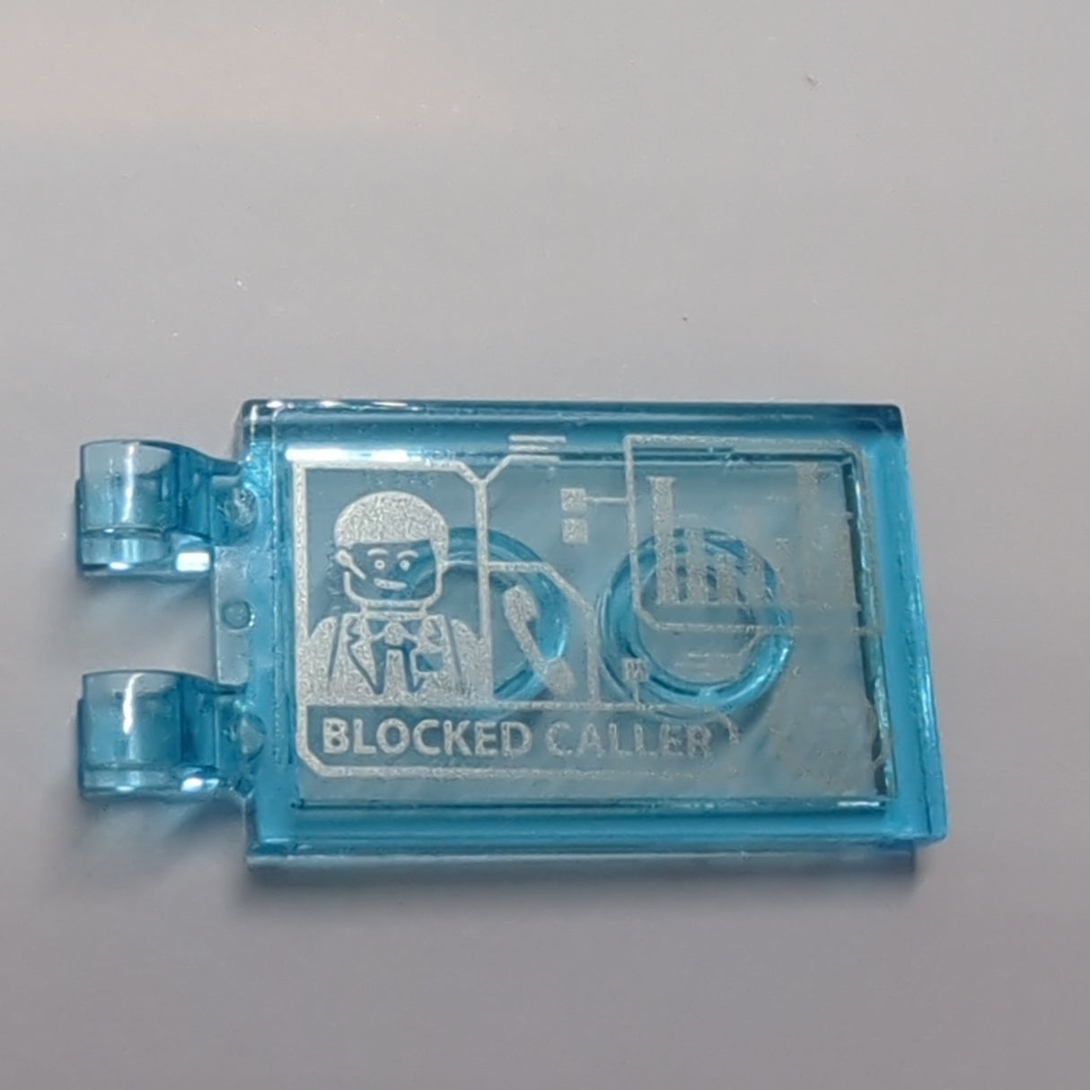 2x3 modifizierte Fliese mit 2 O-Clips beklebt with Graphics, Agent Coulson and 'BLOCKED CALLER' Pattern (Sticker) - Set 76125 transparent hellblau trans light blue