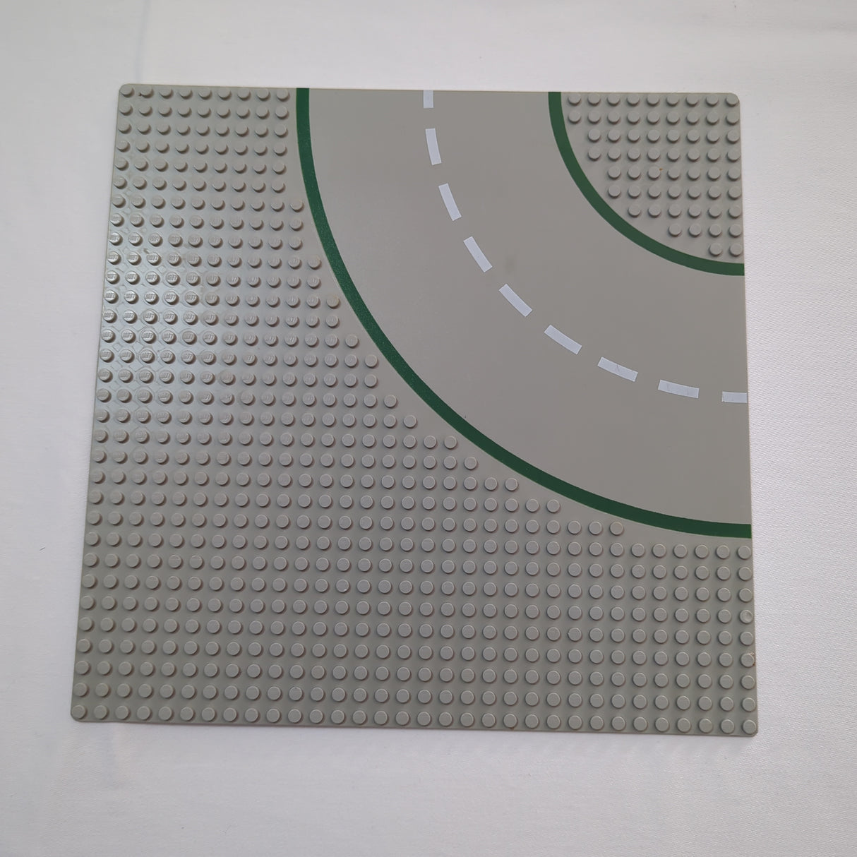 32x32 Grundplatte Strasse Kurve 9 Noppen mit Strassendruck althellgrau light gray