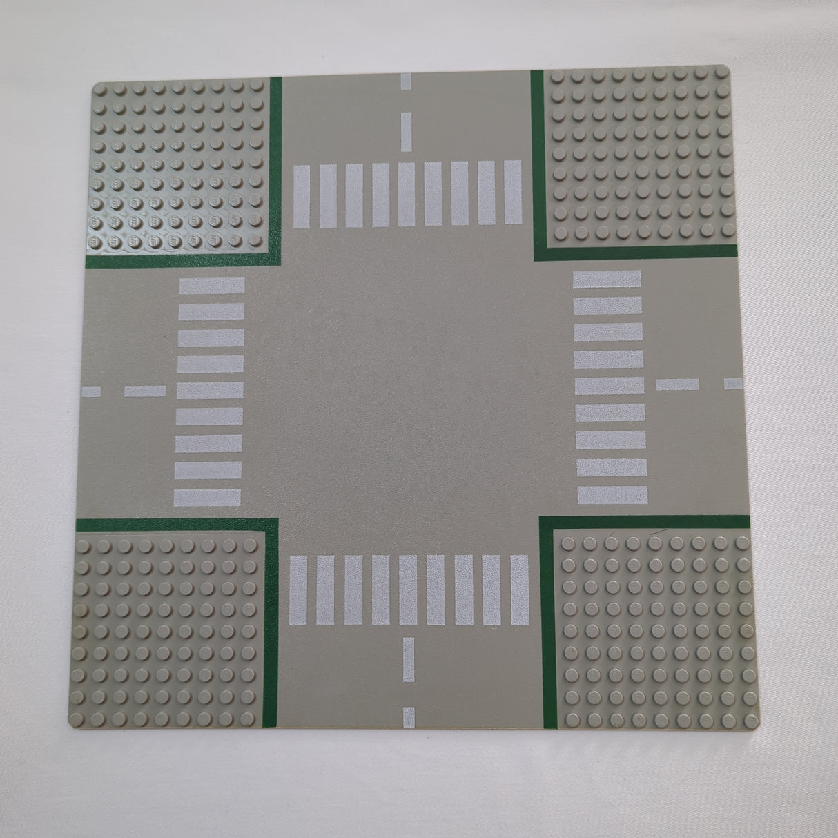 32x32 Grundplatte Strasse Kreuzung 9 Noppen mit Strassendruck althellgrau light gray