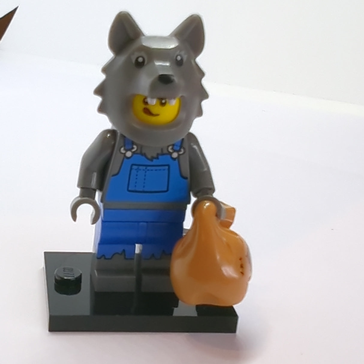NEU Minifigur Wolf Kostüm mit Stand und Zubehör, Series 23 col23-8 (col405)