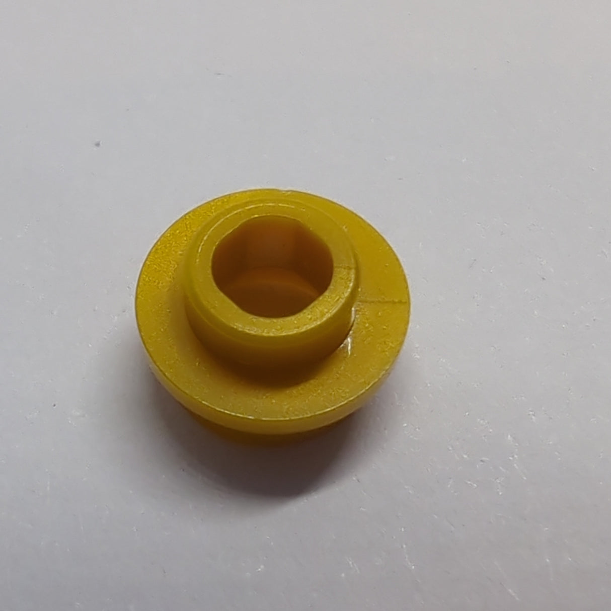 NEU Plate, Round 1x1 with Open Stud pearlgold pearl gold