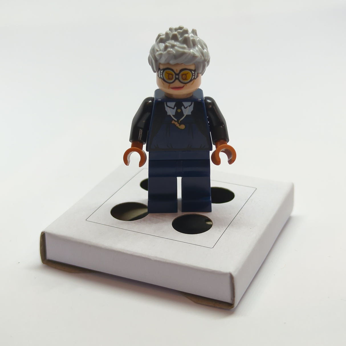 NEU Harry Potter Minifigur Madame Hooch - dunkelblaues Outfit mit Umhang hp296