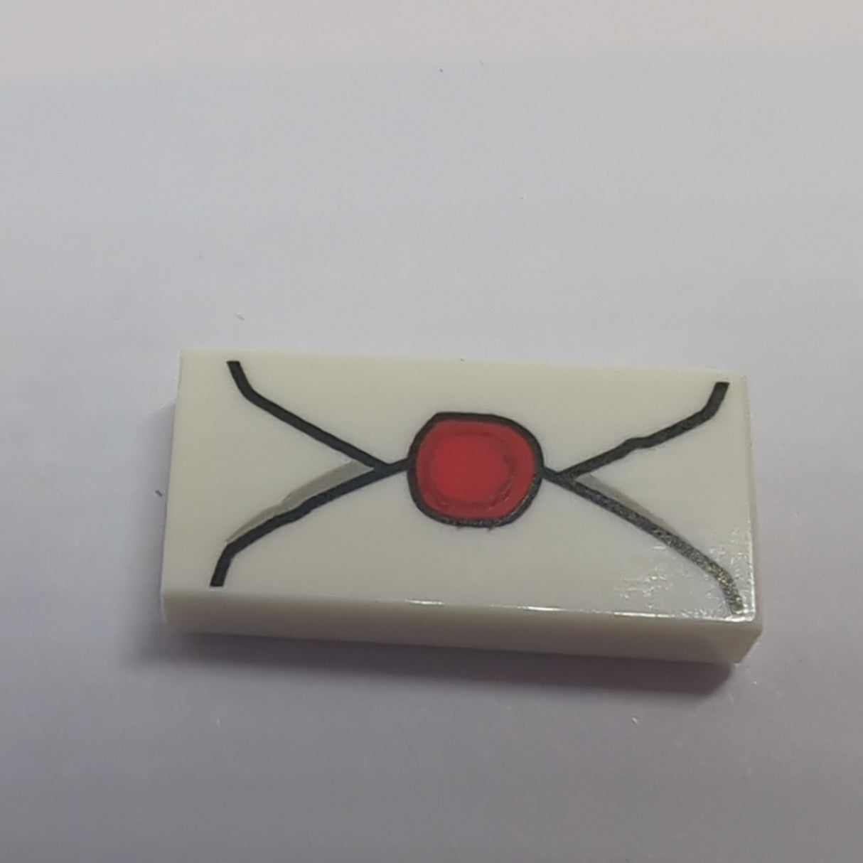 NEU Tile 1x2 with Groove with Envelope with Red Wax Seal and Light Bluish Gray Highlights Pattern weiss white
