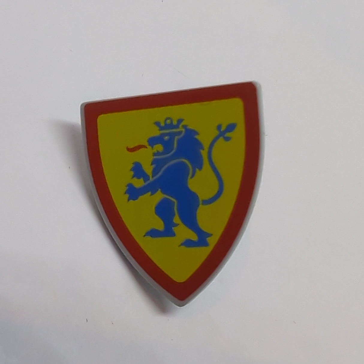 NEU Minifigure, Shield Triangular with Blue Lion Standing with Raised Foot on Yellow Background with Red Border neuhellgrau light bluish gray