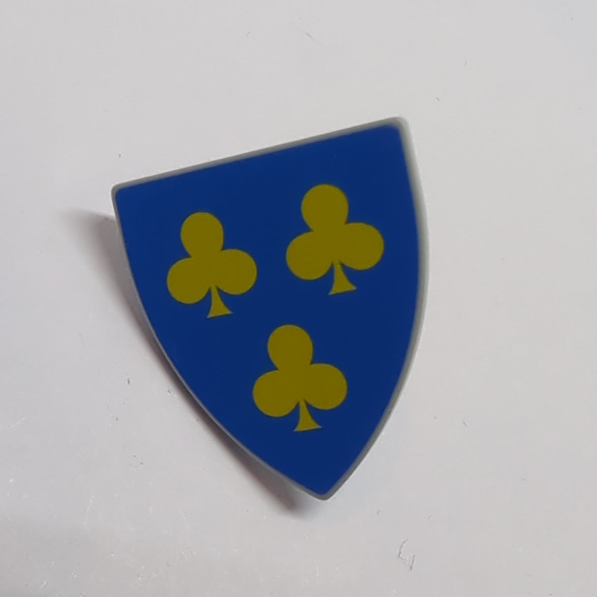 NEU Minifigure, Shield Triangular with 3 Yellow Trefoils on Blue Background Pattern neuhellgrau light bluish gray