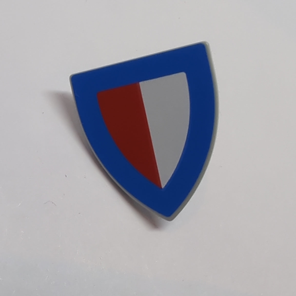 NEU Minifigure, Shield Triangular with Blue Border and Red and White Halves Pattern neuhellgrau light bluish gray