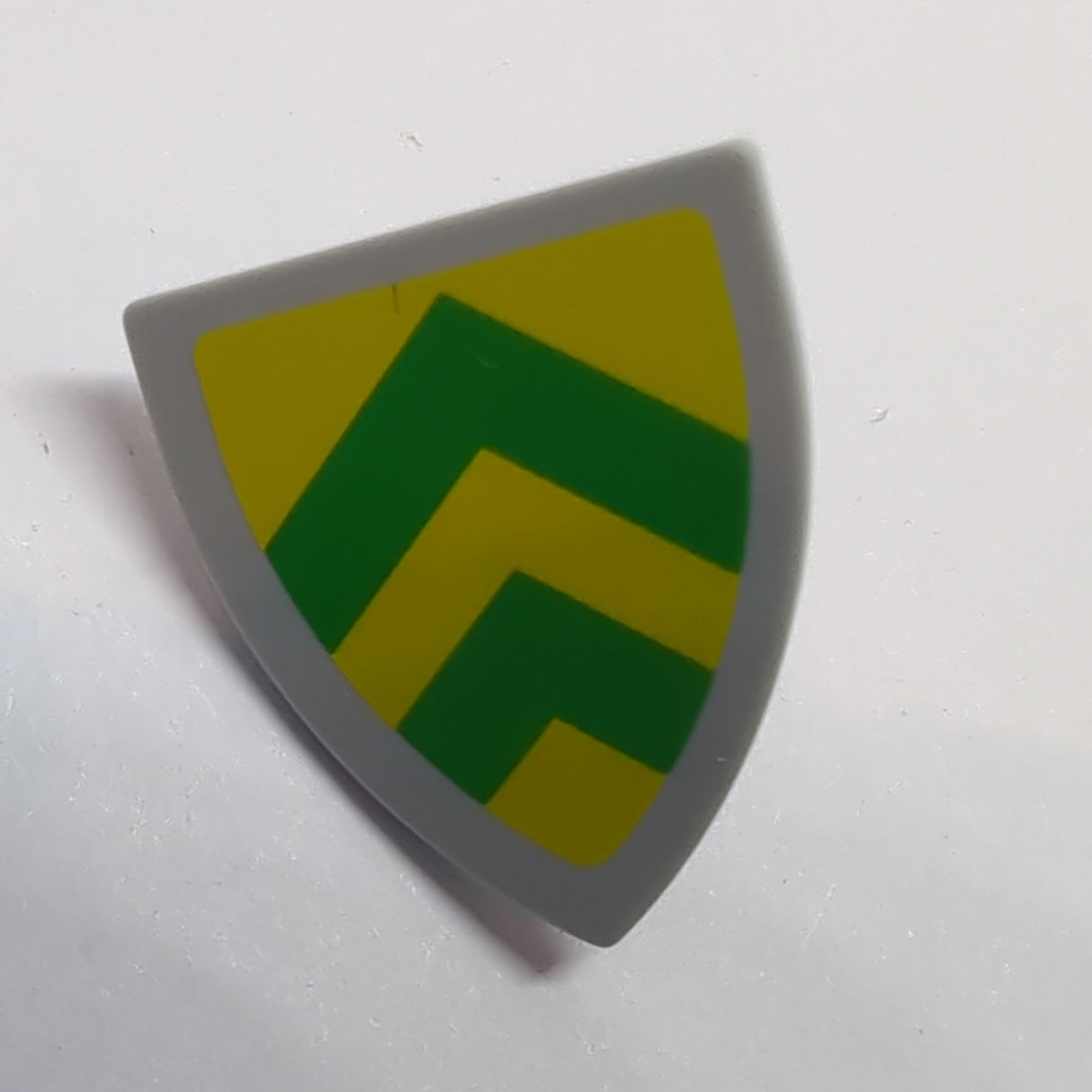 NEU Minifigure, Shield Triangular with Green Chevrons on Yellow Background Pattern neuhellgrau light bluish gray