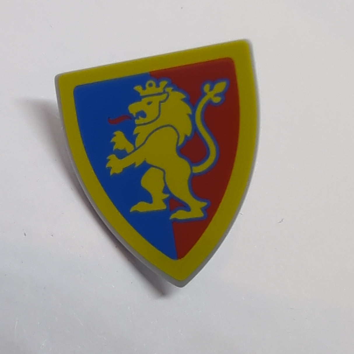 NEU Minifigure, Shield Triangular with Yellow Lion Standing with Raised Foot on Blue Background with Red Border Pattern neuhellgrau light bluish gray