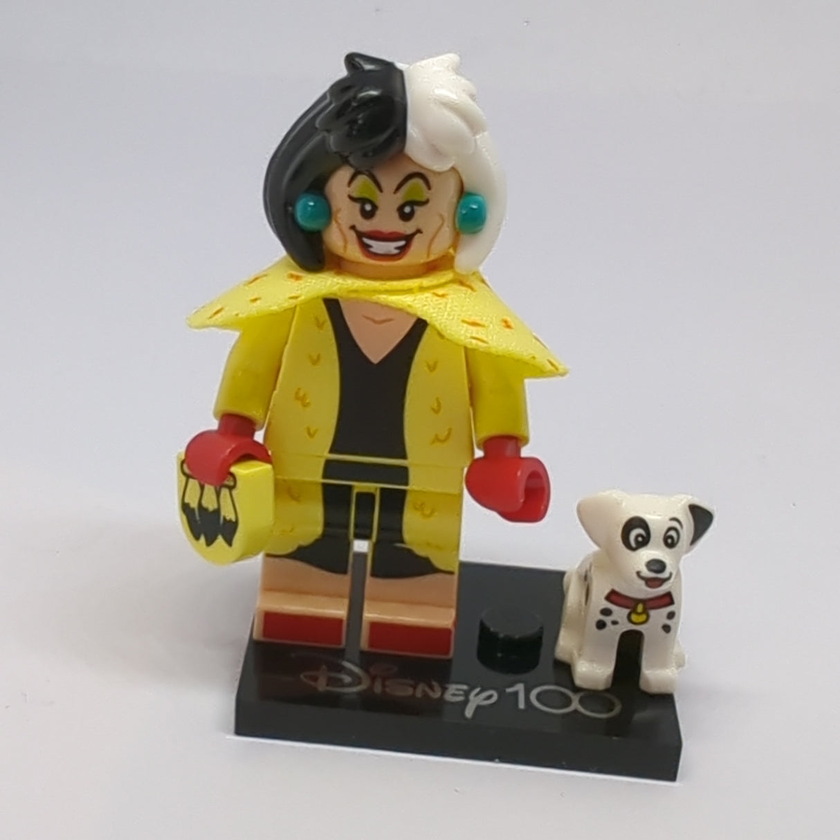 NEU Minifigur Cruella de Vil & Dalmatiner Welpe, Disney 100 mit Stand uns Zubehör coldis100-13 (dis104)