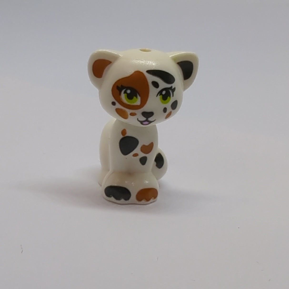 Cat, Friends / Elves, Sitting with Lime Eyes and Black and Dark Orange Patches Pattern (Vega) weiß white