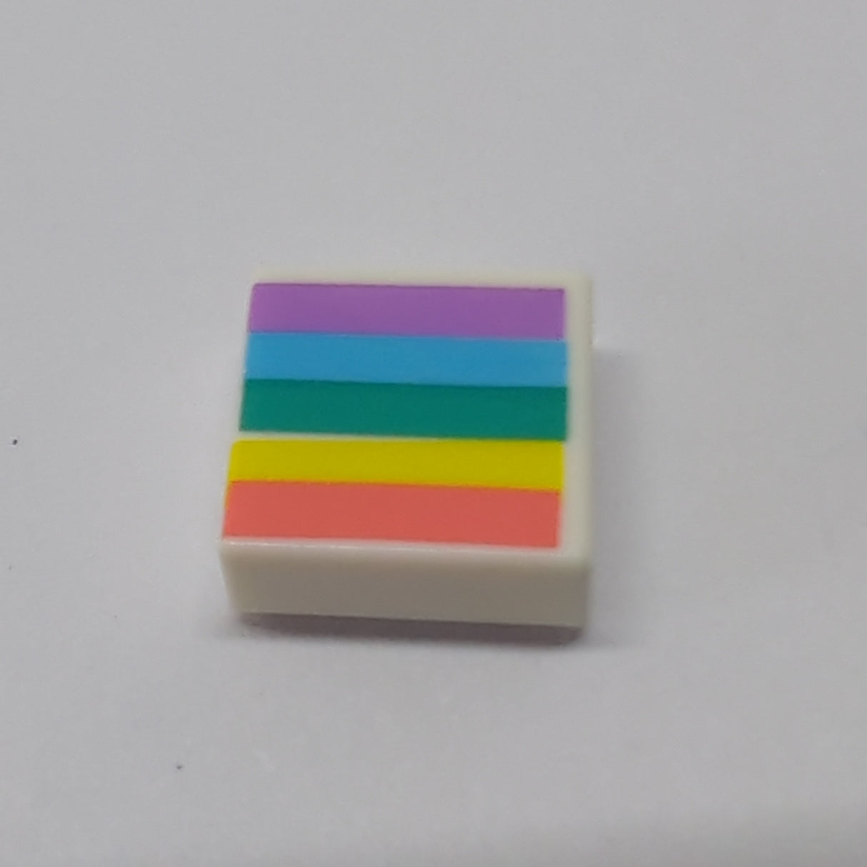 NEU Fliese 1 x 1 mit Rille mit Koralle, Gelb, Dunkeltürkis, Mittelblau und Mittlerem Lavendel Regenbogenstreifenmuster weiß