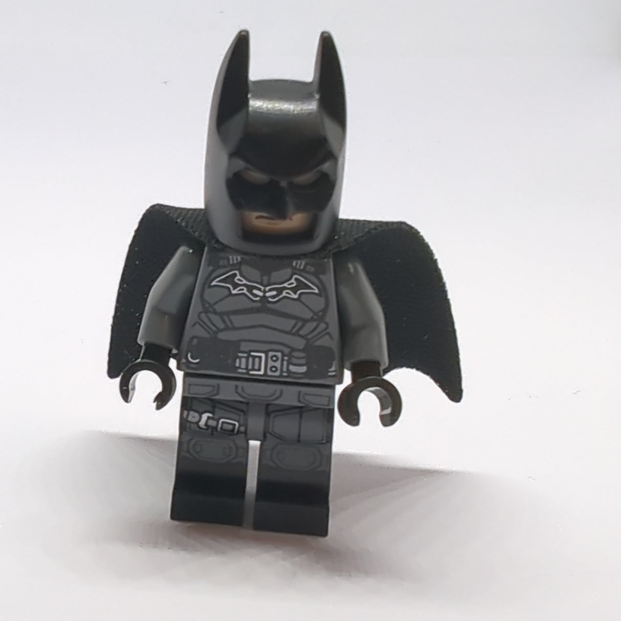 NEU Super Heroes Minifigur Batman - Dunkelblaugrauer Anzug, schwarzer Gürtel, schwarze Hände, schwammiger Umhang mit 1 Loch, schwarze Stiefel sh0786