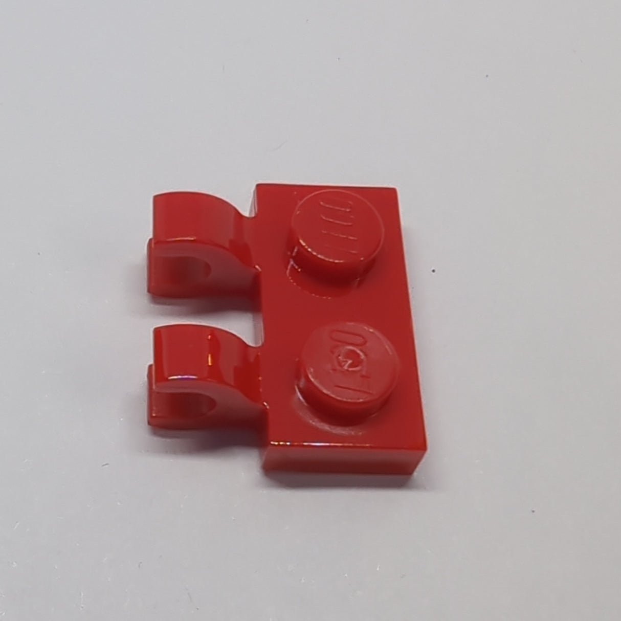 NEU Platte, modifiziert 1 x 2 mit 2 offenen O-Clips (horizontaler Griff) rot