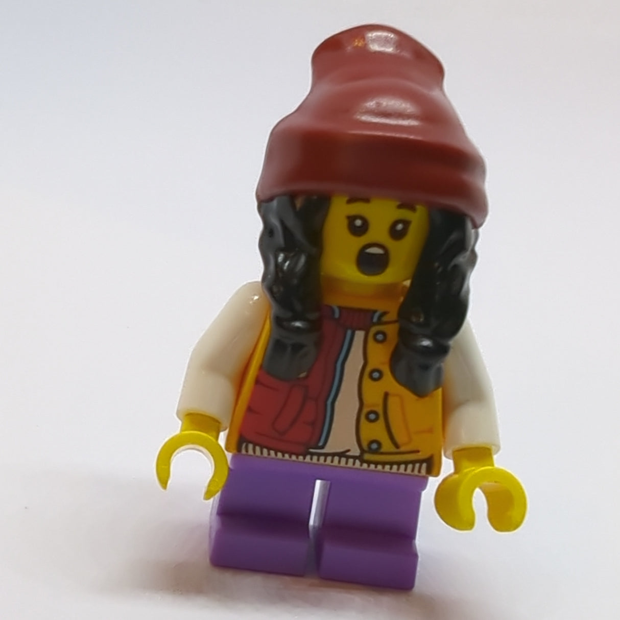 NEU Minifigur Kind - Mädchen, Medium Lavendel kurze Beine, dunkelrotes Beanie mit Haaren hol308