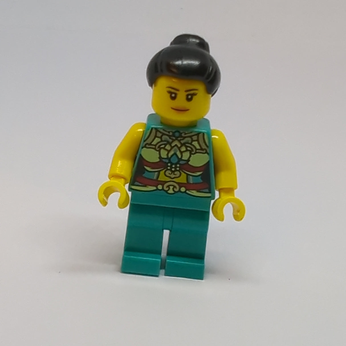 NEU Minifigur chin. Neujahr Parade Teilnehmer - Musiker, weiblich, schwarzer Dutt, leichtes Lächeln hol314