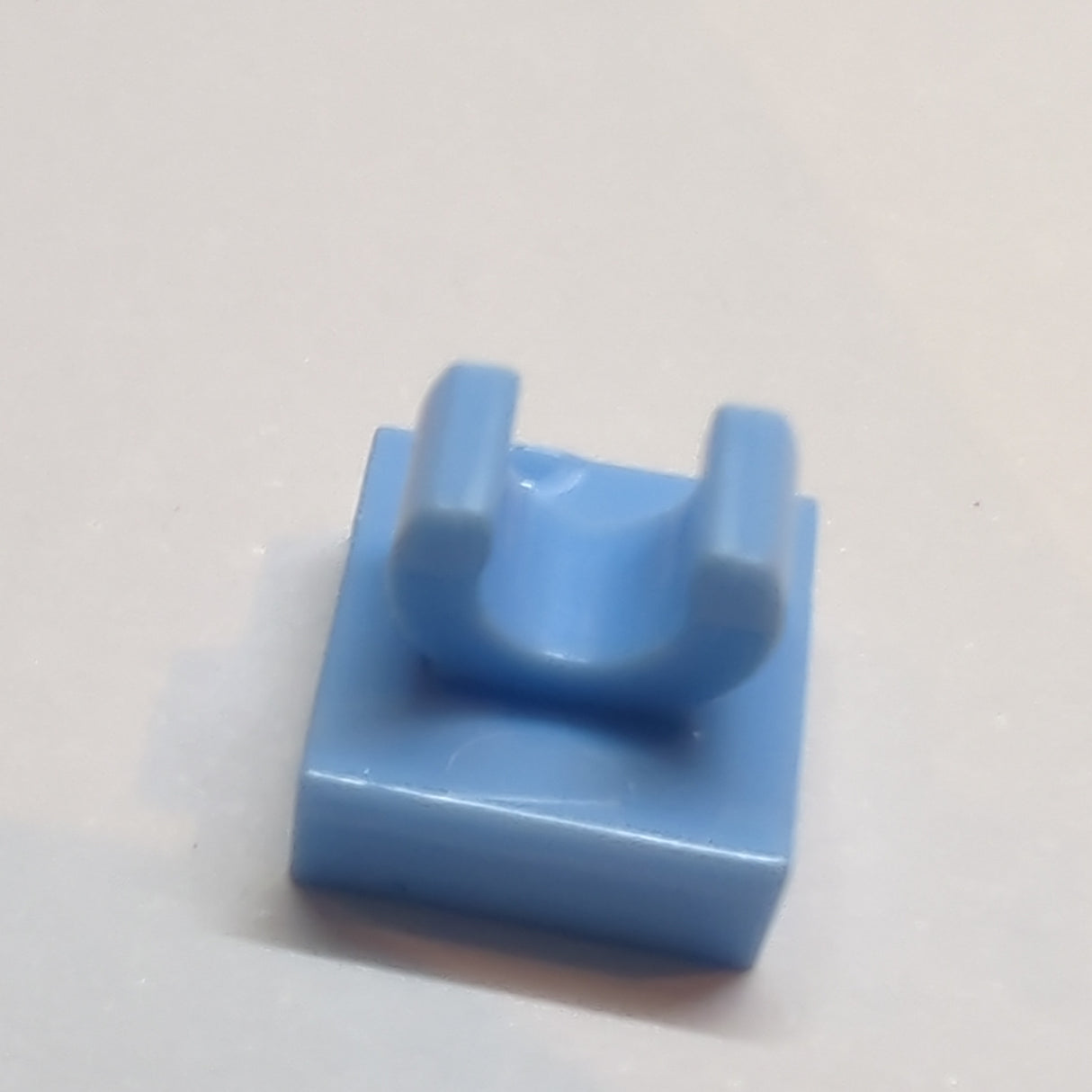 NEU Fliese, modifiziert 1x1 mit offenem O-Clip hellblau
