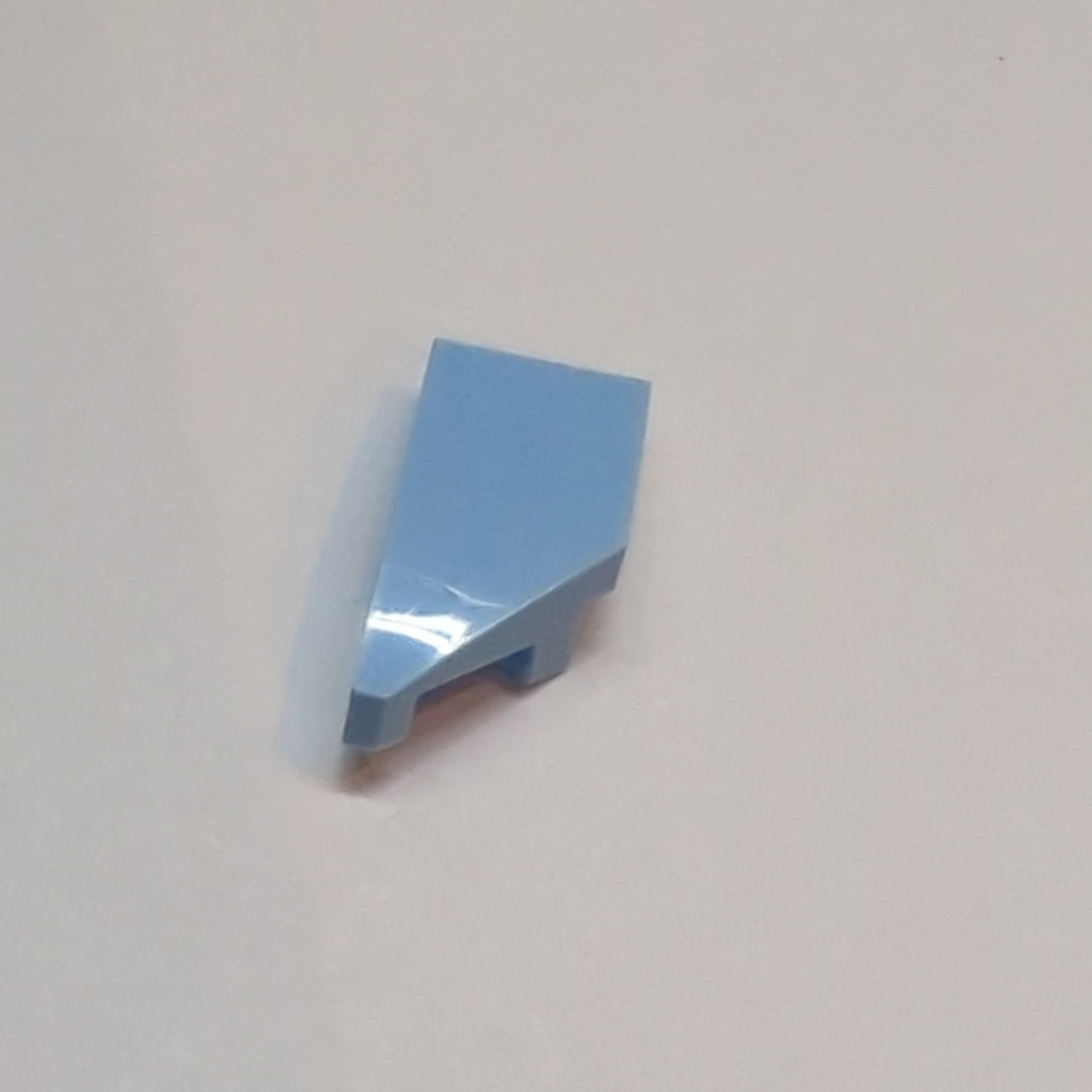 NEU Fliese gebogen Keil 2 x 1 x 2/3 Links hellblau