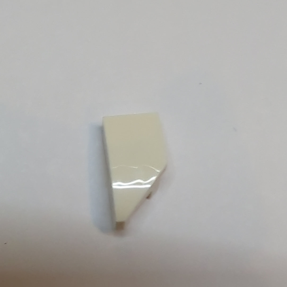 NEU Fliese gebogen Keil 2 x 1 x 2/3 Links weiss