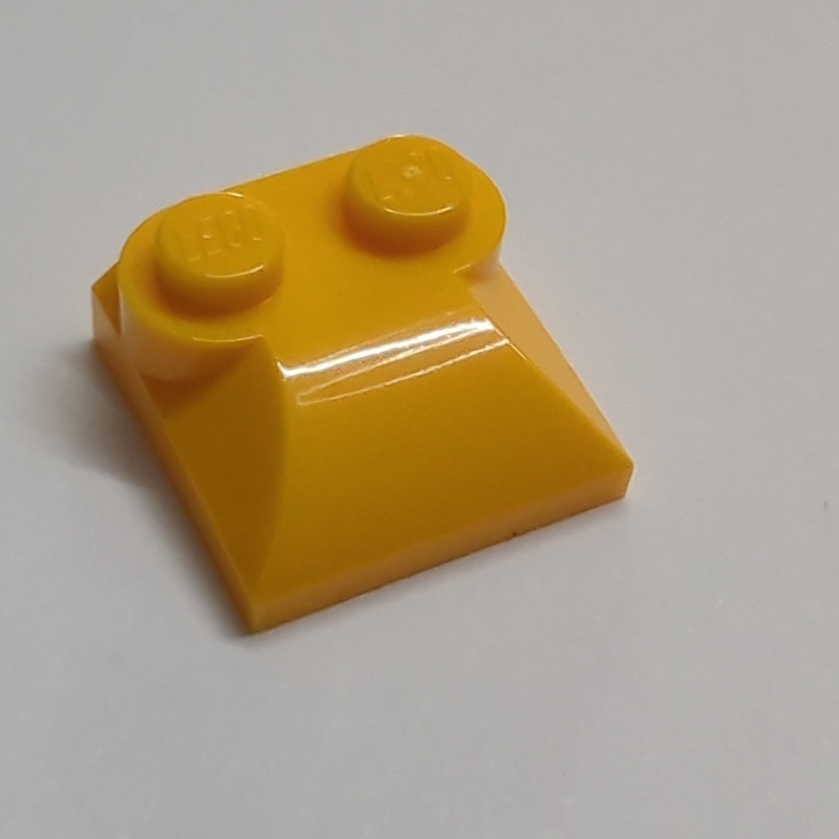 NEU Bogenstein 2 x 2 x 2/3 mit 2 Noppen und gebogenen Seiten hellorange