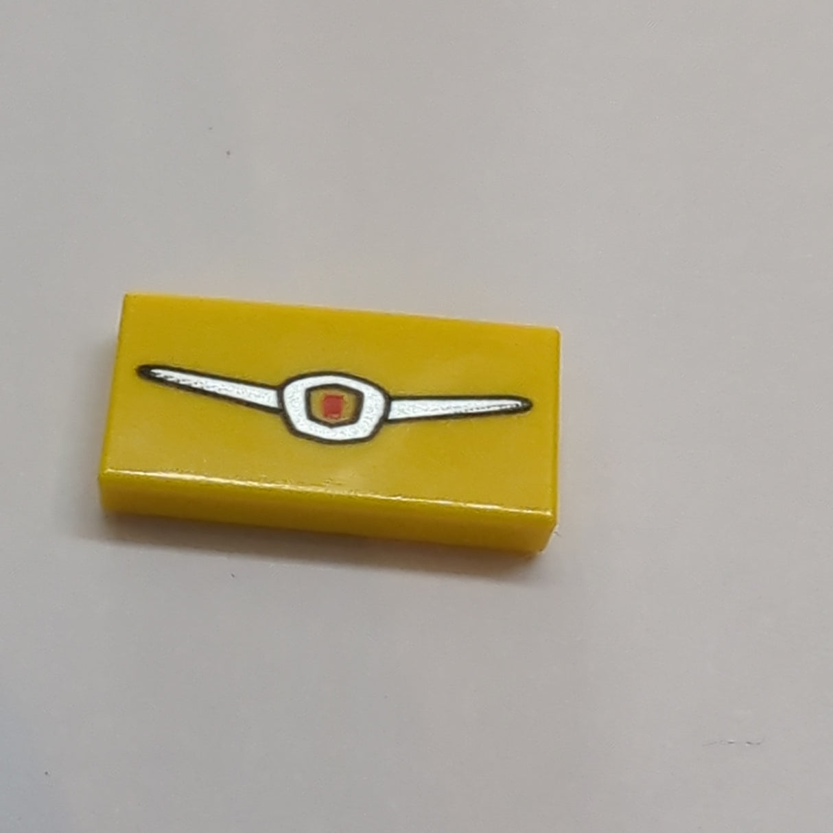 1x2 Fliese bedruckt with Metallic Silver and Red Emblem Patternwith Black Arrow Long gelb yellow