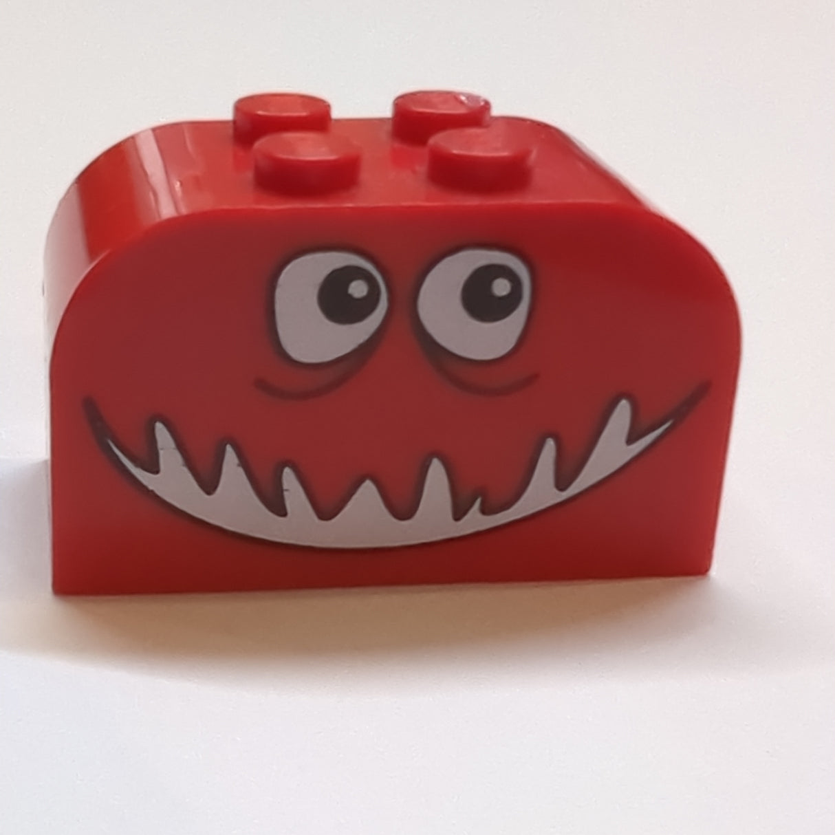 2x4x2 Bogenstein mit 4 Noppen bedruckt with Monster Face with Black and White Eyes, Open Mouth Smile Pattern rot red