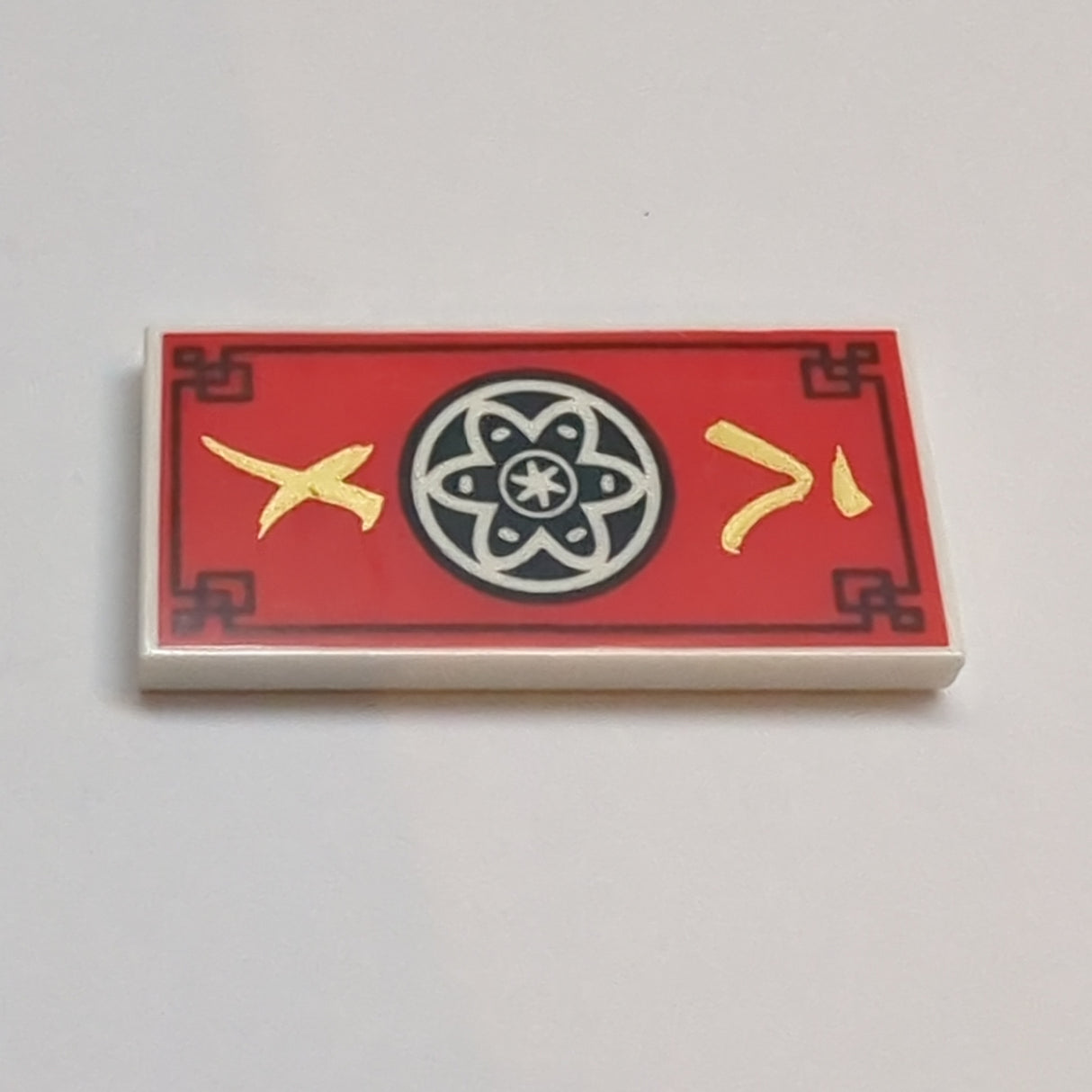 2x4 Fliese bedruckt with Red Background and Ninjago Black with White Flower Medallion Pattern weiß white