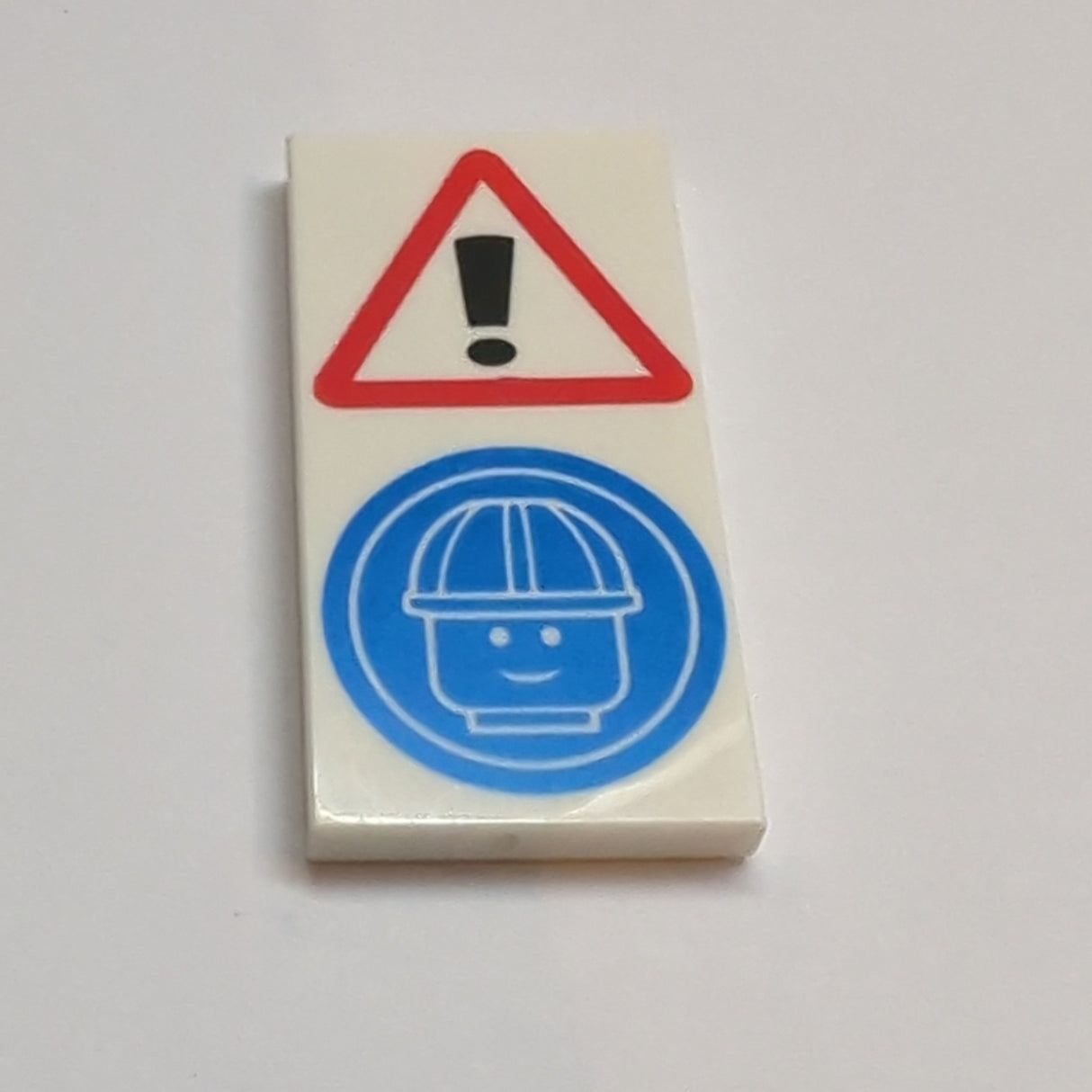 2x4 Fliese bedruckt with Exclamation Mark in Warning Triangle and Minifigure Head with Construction Helmet Pattern weiß white