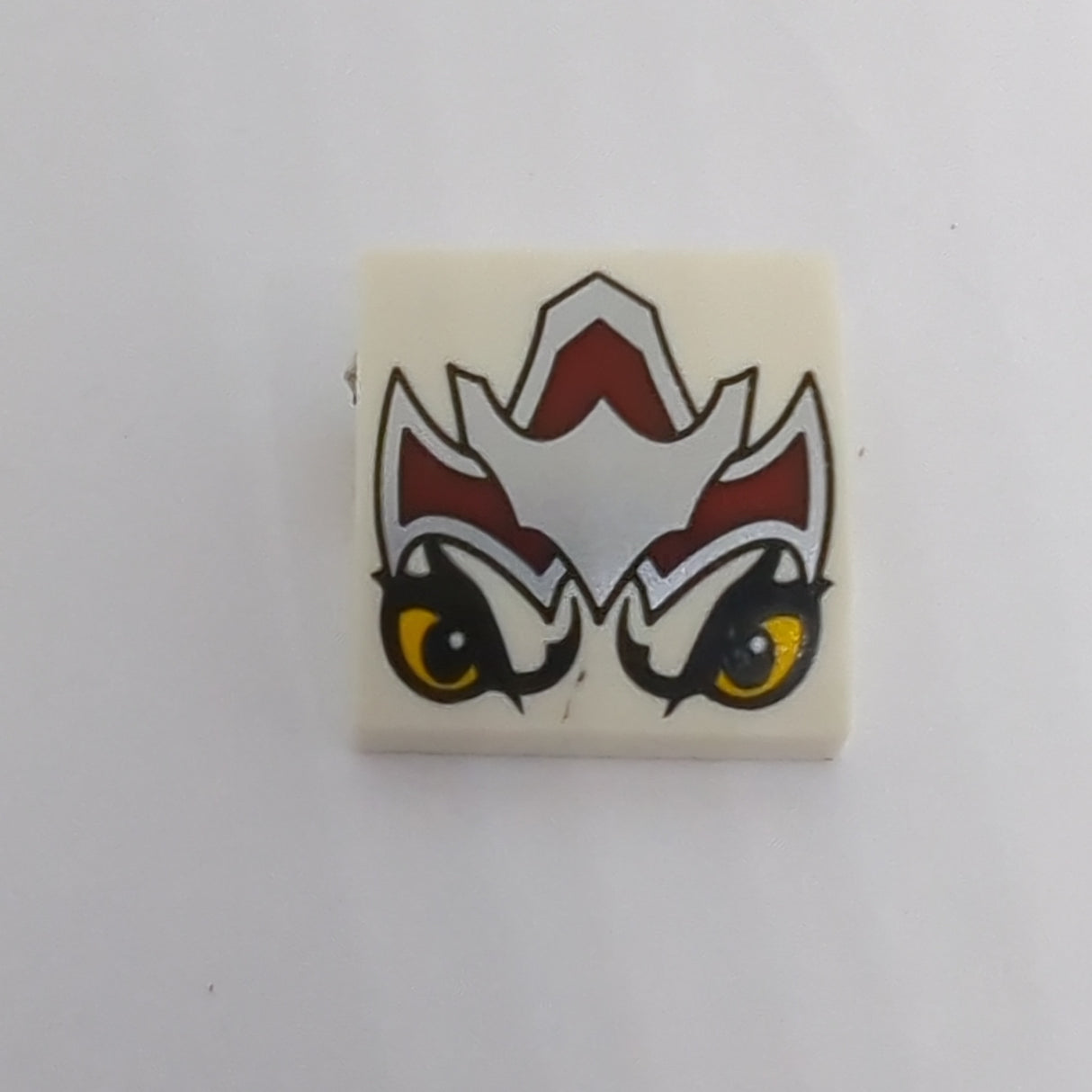 2x2 Halbbogenstein flach keine Noppen mit dunkelroter und silberner Rüstung, leuchtend hellorangefarbenen Augen (Wolf Legend Beast) Muster bedruckt weiss white