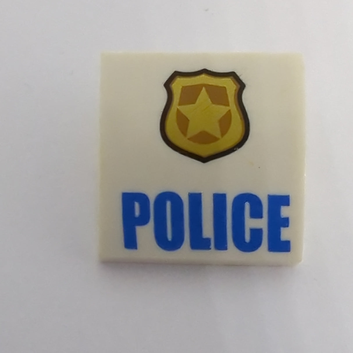 2x2 Halbbogenstein flach keine Noppen mit goldenem und kupferfarbenem Abzeichen mit Stern und schwarzer Umrandung, blauem "POLICE"-Muster bedruckt weiss white