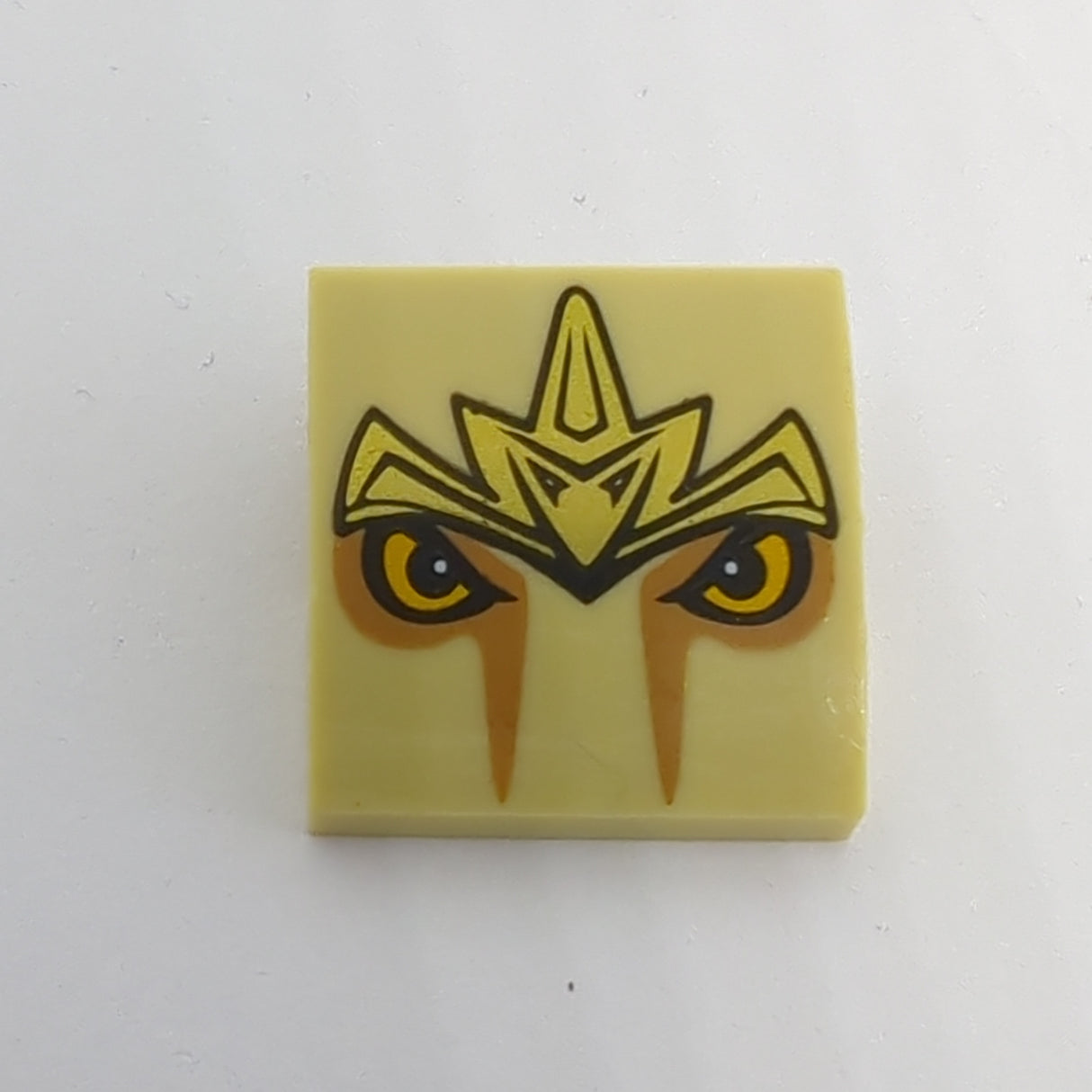 2x2 Halbbogenstein flach keine Noppen mit Löwenrüstung und Augenmuster bedruckt beige tan
