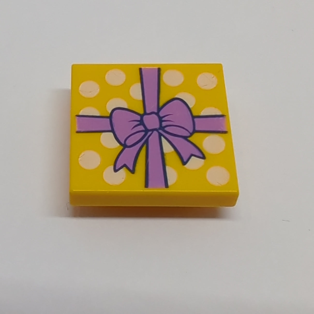 2x2 modifizierte Fliese Noppen unten Invers bedruckt mit Geschenkpapier Medium Lavendel Schleife und White Dots Muster hellorange bright light orange