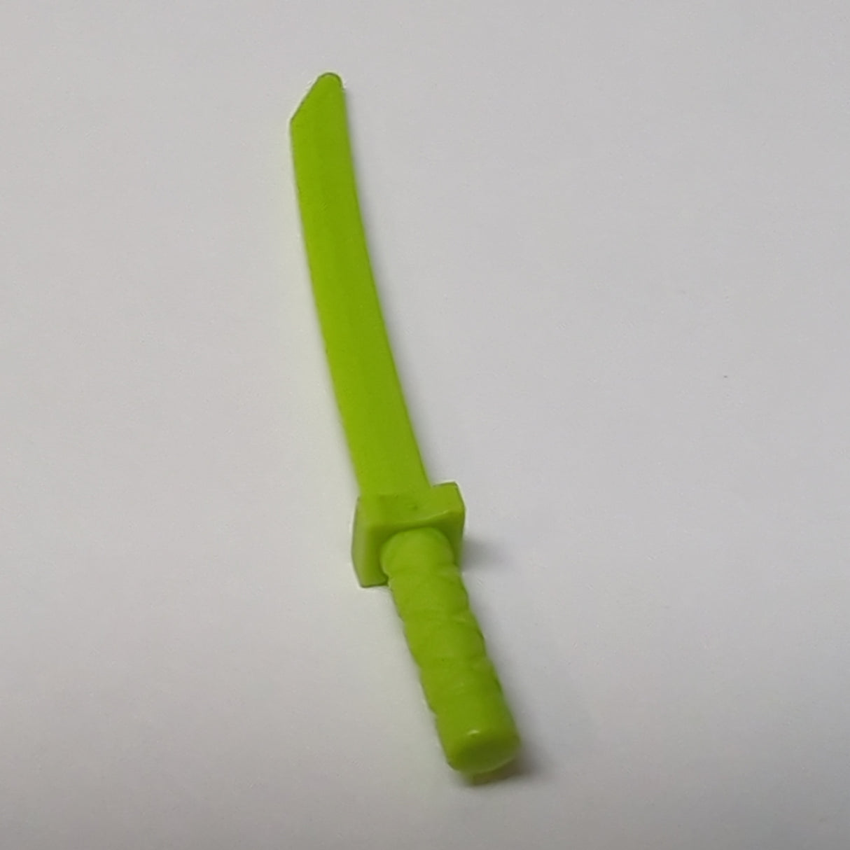 NEU Minifigur, Waffe Schwert Shamshir/Katana mit Kappenknauf und Löchern in Parierstange und Klinge lindgrün