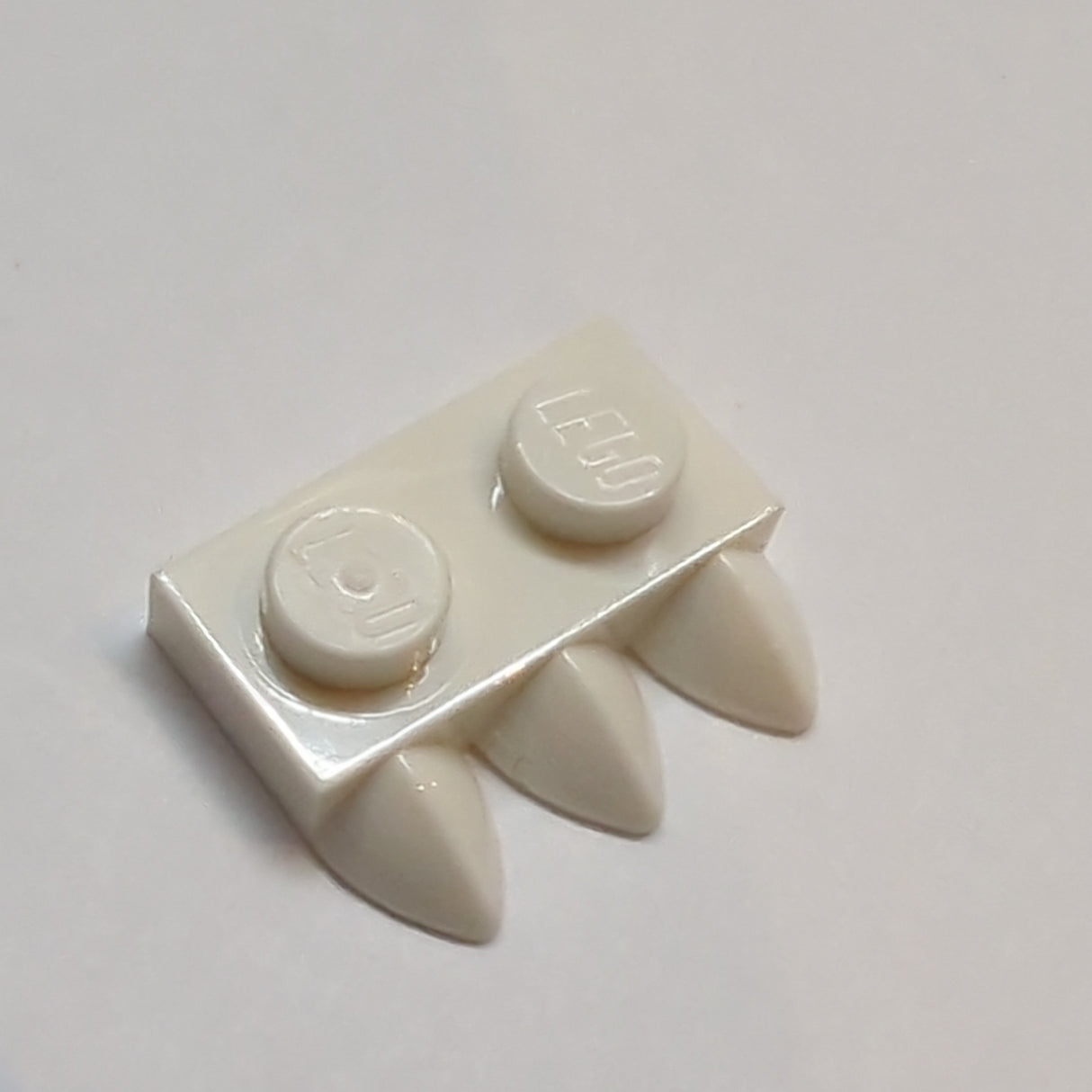 NEU Platte, modifiziert 1 x 2 mit 3 Zähnen weiß