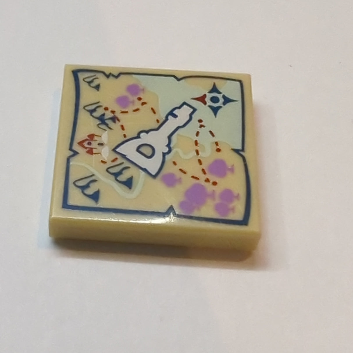 2x2 Fliese bedruckt mit Map and Elven Key Pattern beige tan