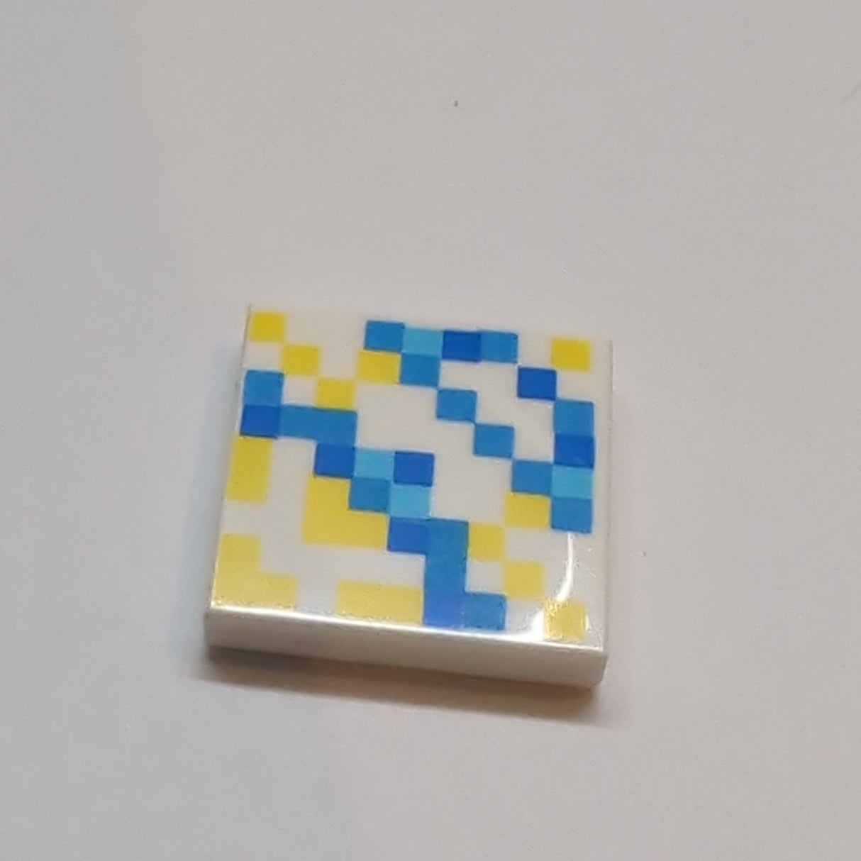 2x2 Fliese bedruckt mit Minecraft Pixelated Yellow, Dark Azure, Medium Azure, and Blue Glazed Terracotta Pattern weiss white