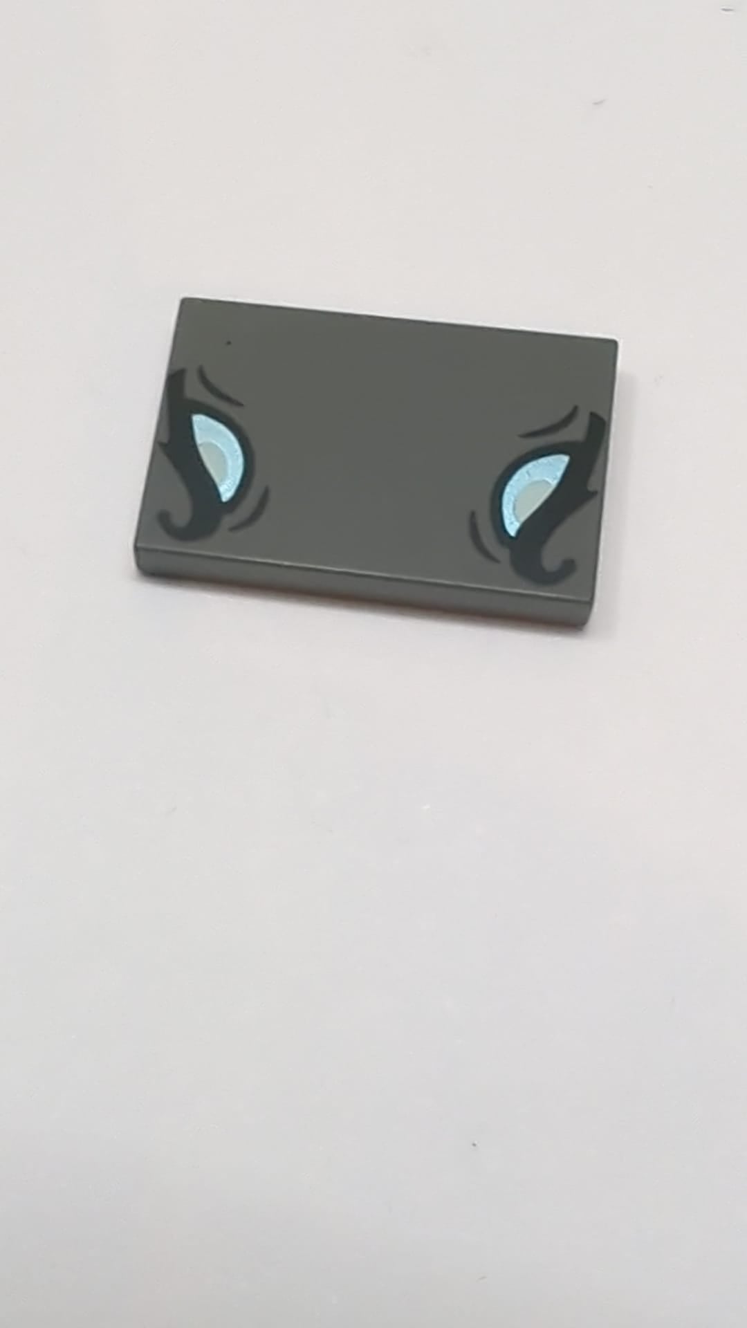 2x3 Fliese mit metallisch hellblauem Nashornaugenmuster neudunkelgrau