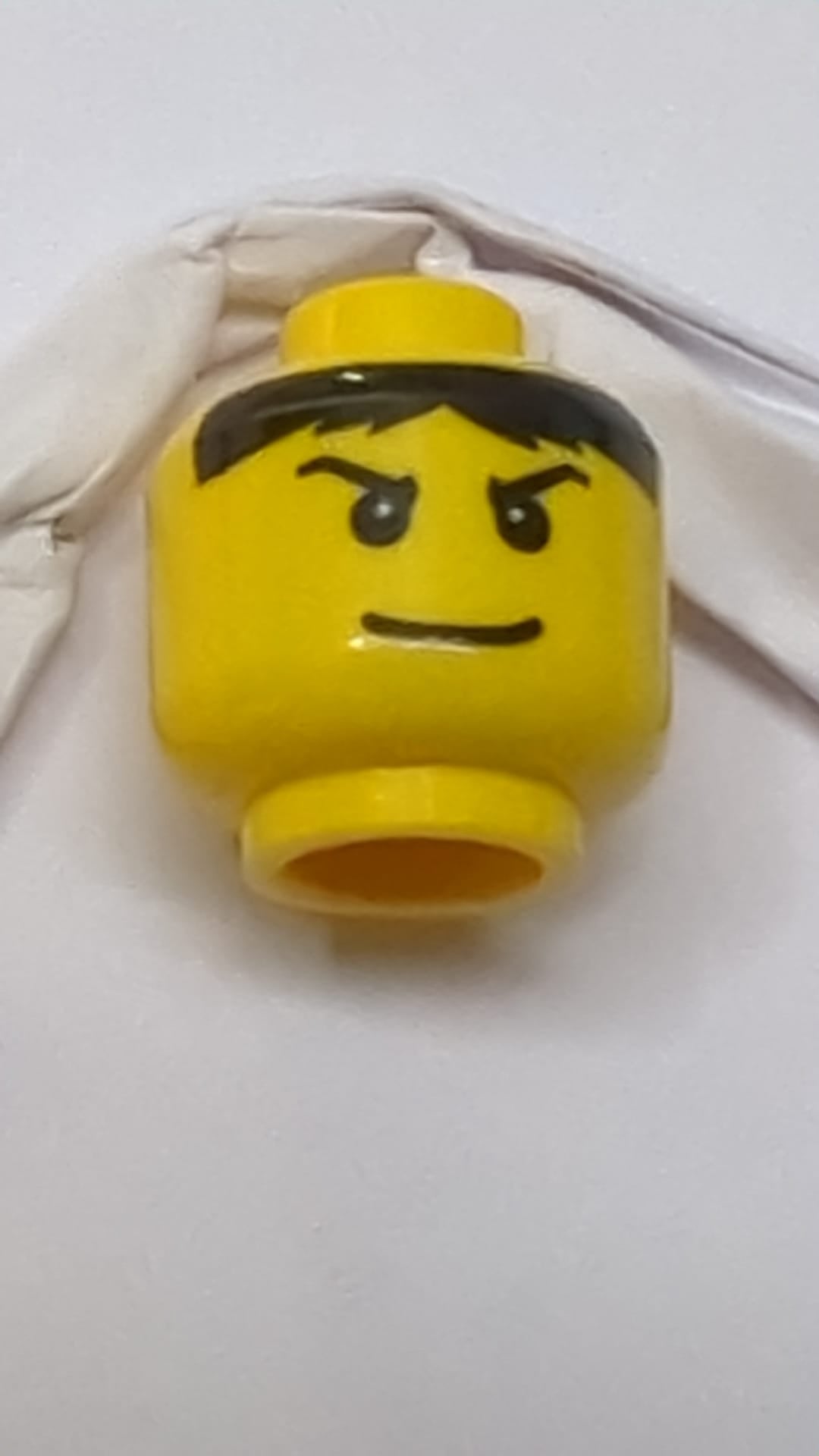 Minifigur, männlicher Kopf, Pupillen, schwarze Haare, Augenbrauen und breites Lächeln, Muster „Jayko“ gelb