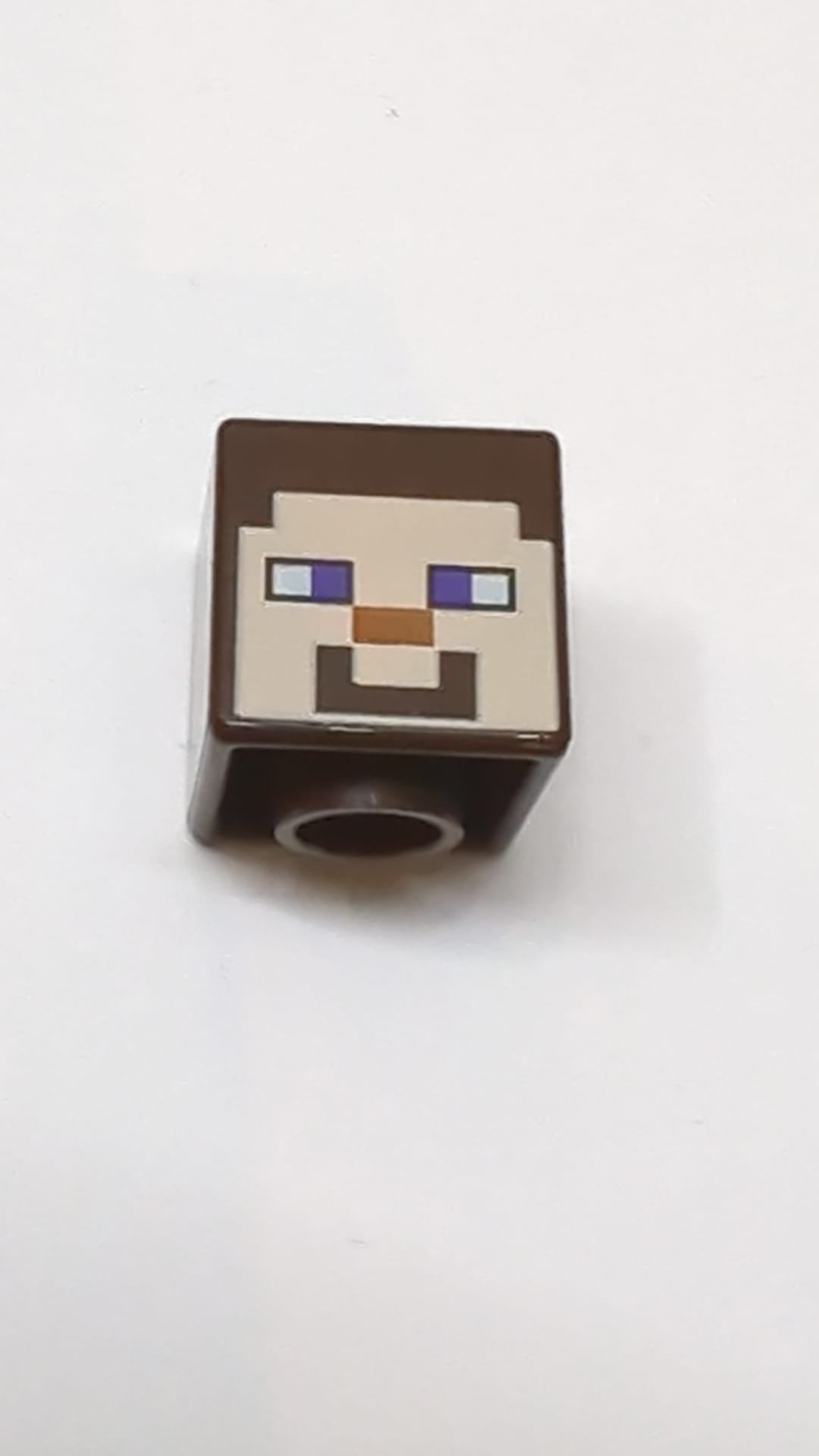 Minifigur, Kopf, Modifizierter Würfel mit pixeligem hellen Nougat-Gesicht, dunkelvioletten Augen, dunkeloranger Nase und Lächelnmuster "Minecraft Steve" dunkelbraun