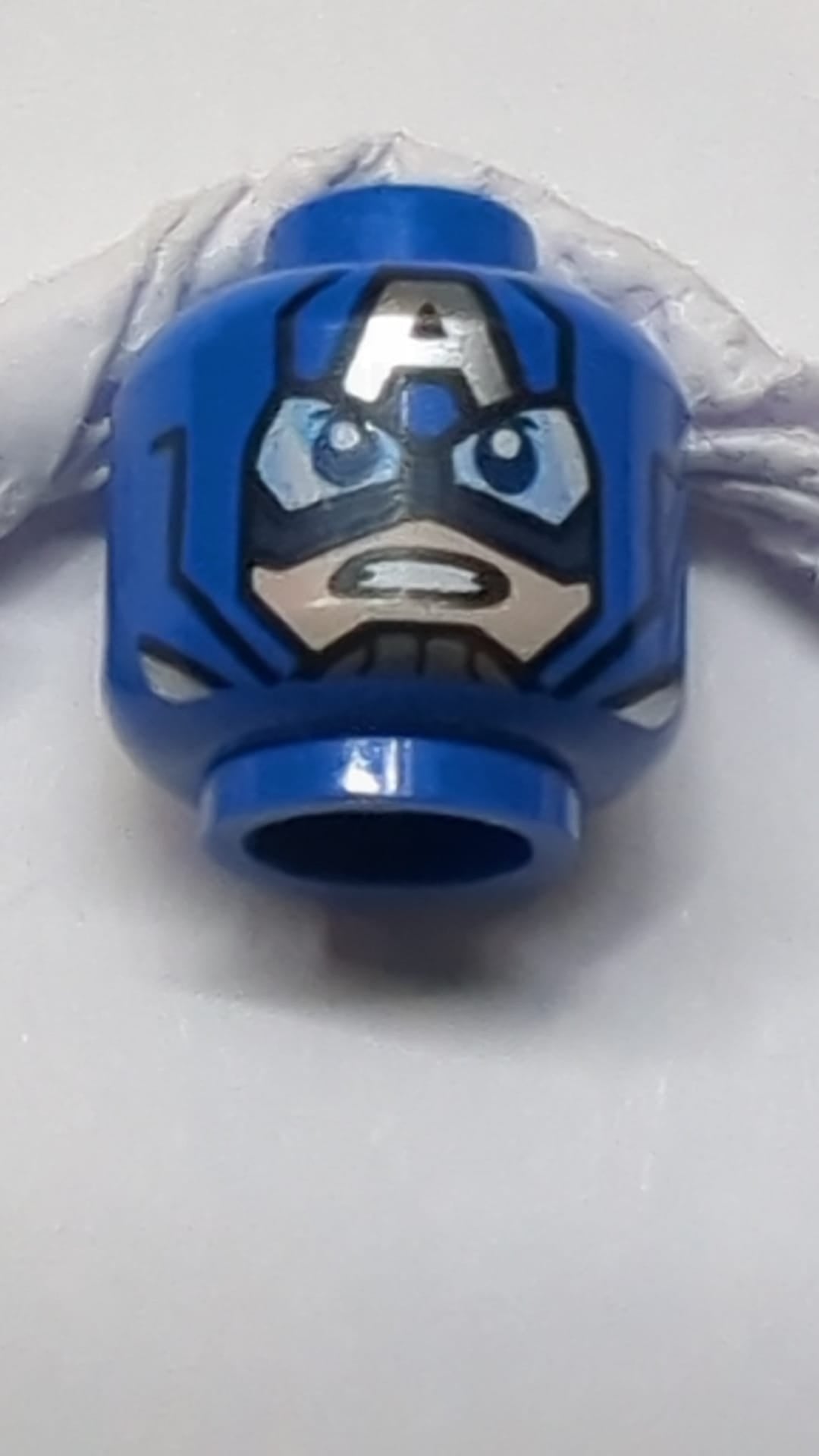 Minifigur, Schutzbrille und Buchstabe A auf der Stirn, Muster „Captain America“ blau