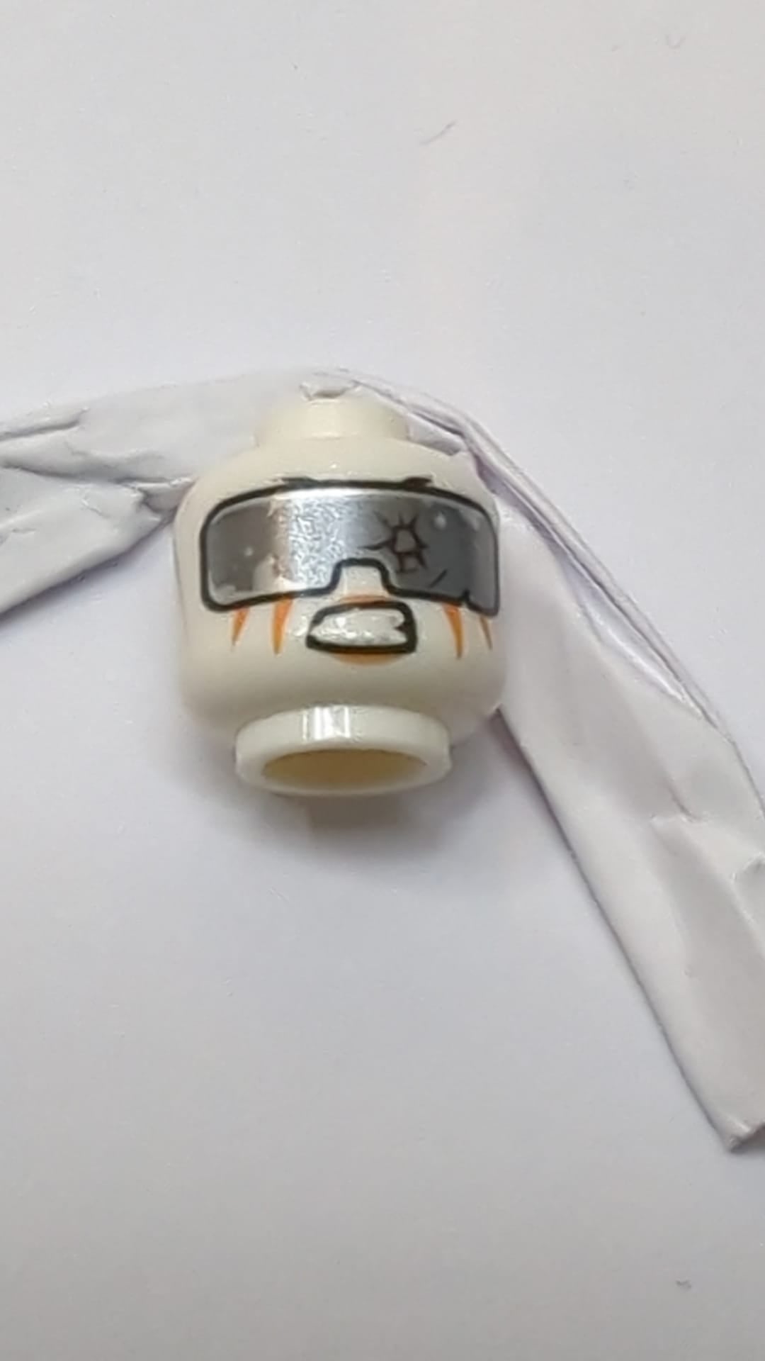 Ninjago-Minifigur, Ninjago-Alienkopf mit silberner Schutzbrille, orangefarbenen Streifen und zusammengebissenen Zähnen weiß