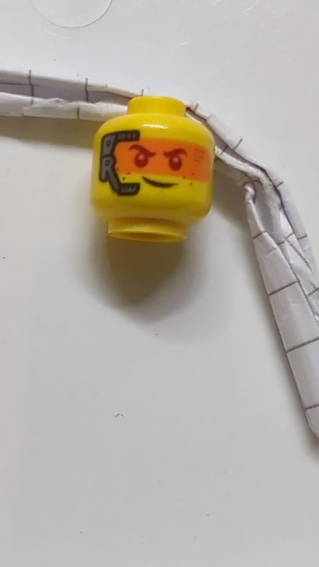Minifigur, Kopf mit doppelseitigem Lächeln, silbernem Headset und orangefarbenem Head-Up-Display (HUD) / Stirnrunzelmuster gelb