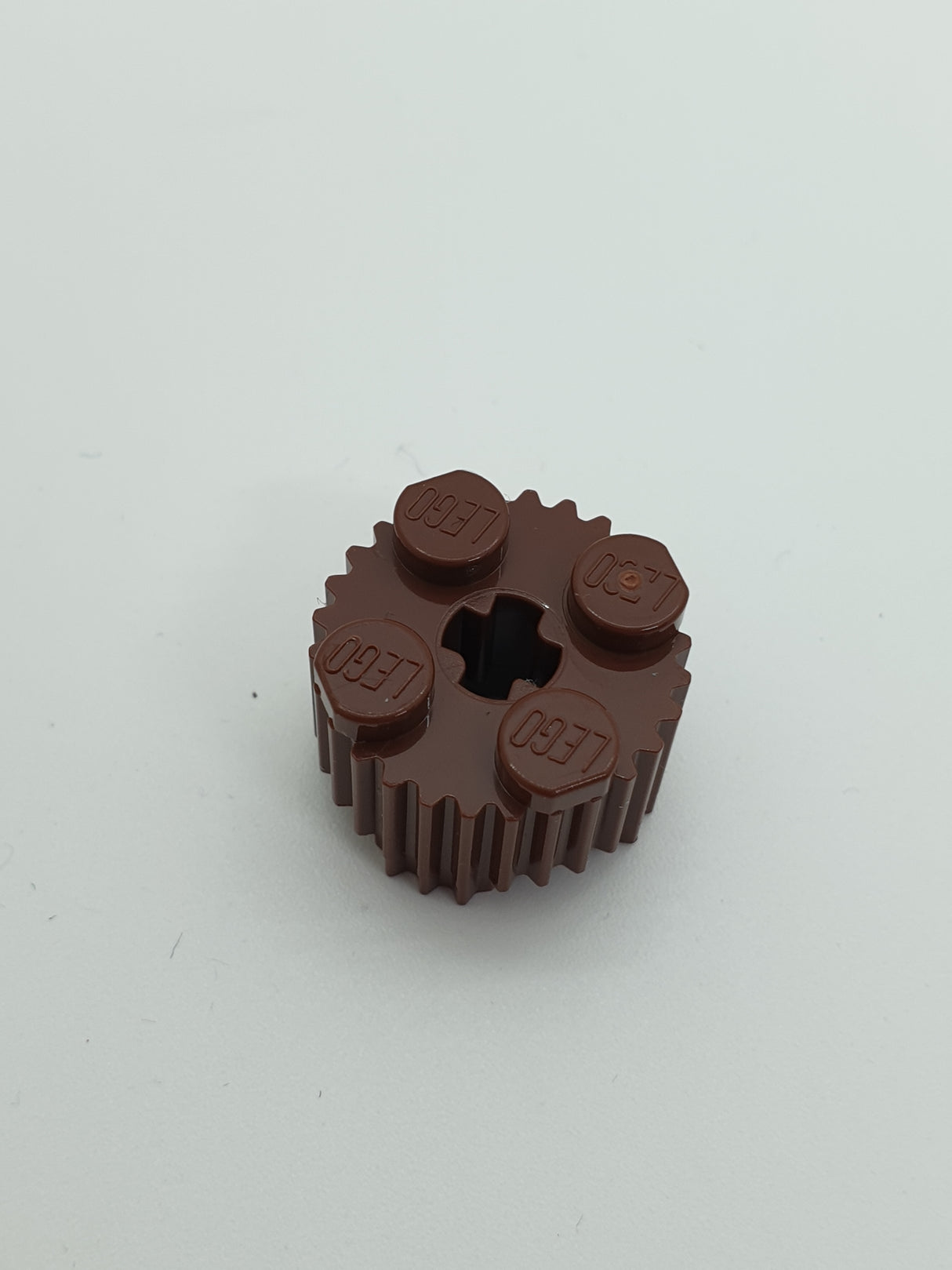 NEU Stein rund 2 x 2 mit Achsloch und Rillenprofil neubraun