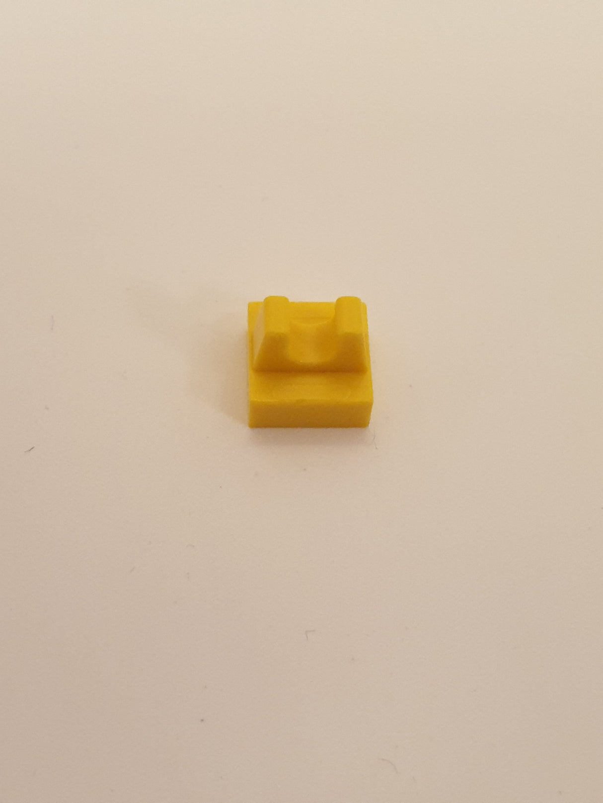 NEU Fliese, modifiziert 1x1 mit offenem O-Clip gelb